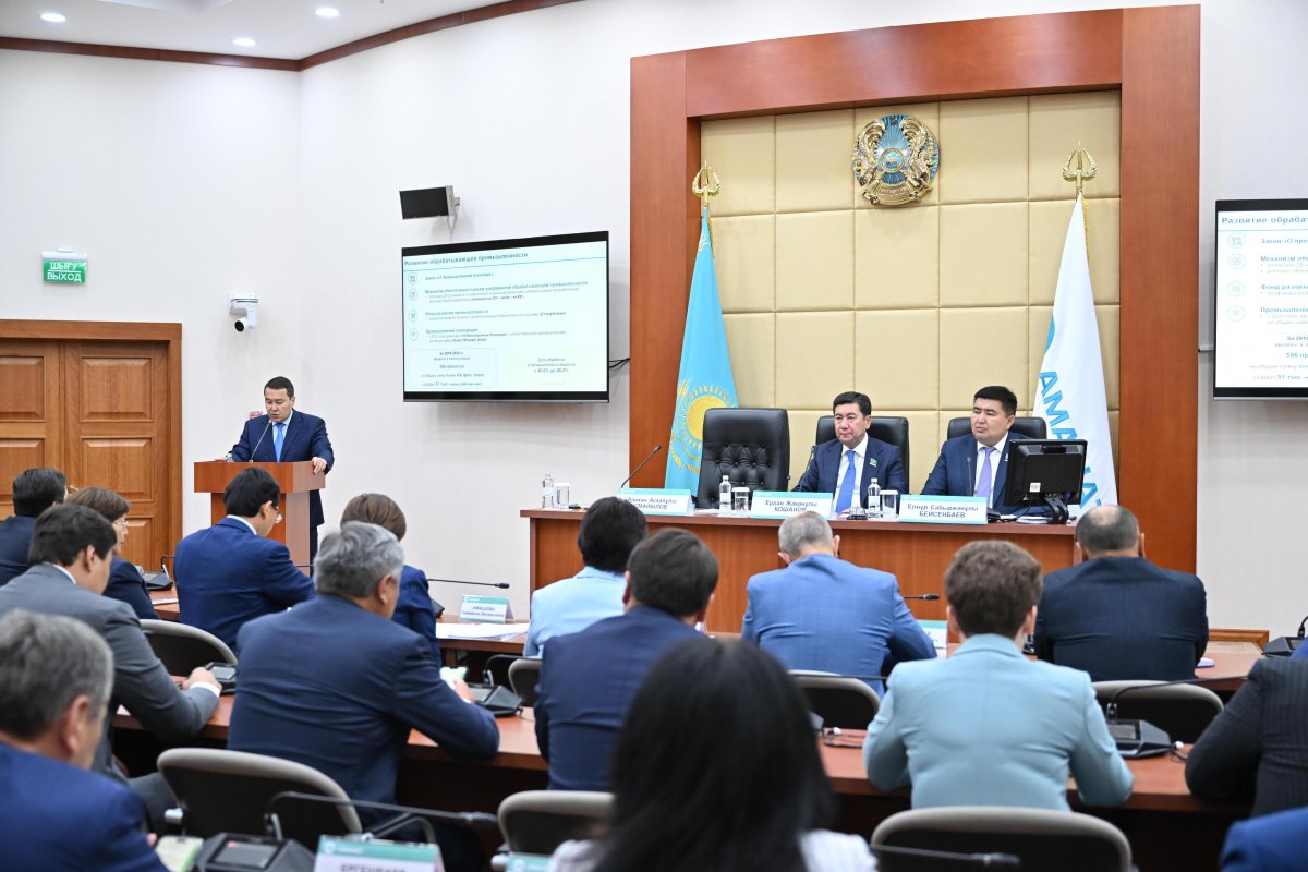 «AMANAT» партиясының фракциясы Президент Жолдауларының орындалуы туралы Үкіметтің ақпаратын тыңдады