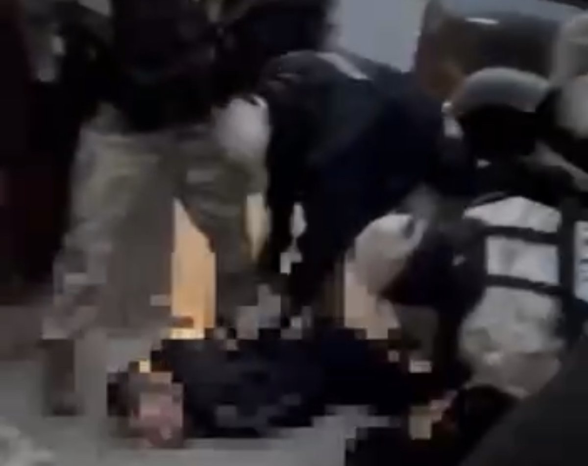 Двое неизвестных отобрали портмоне у 45-летнего уральца