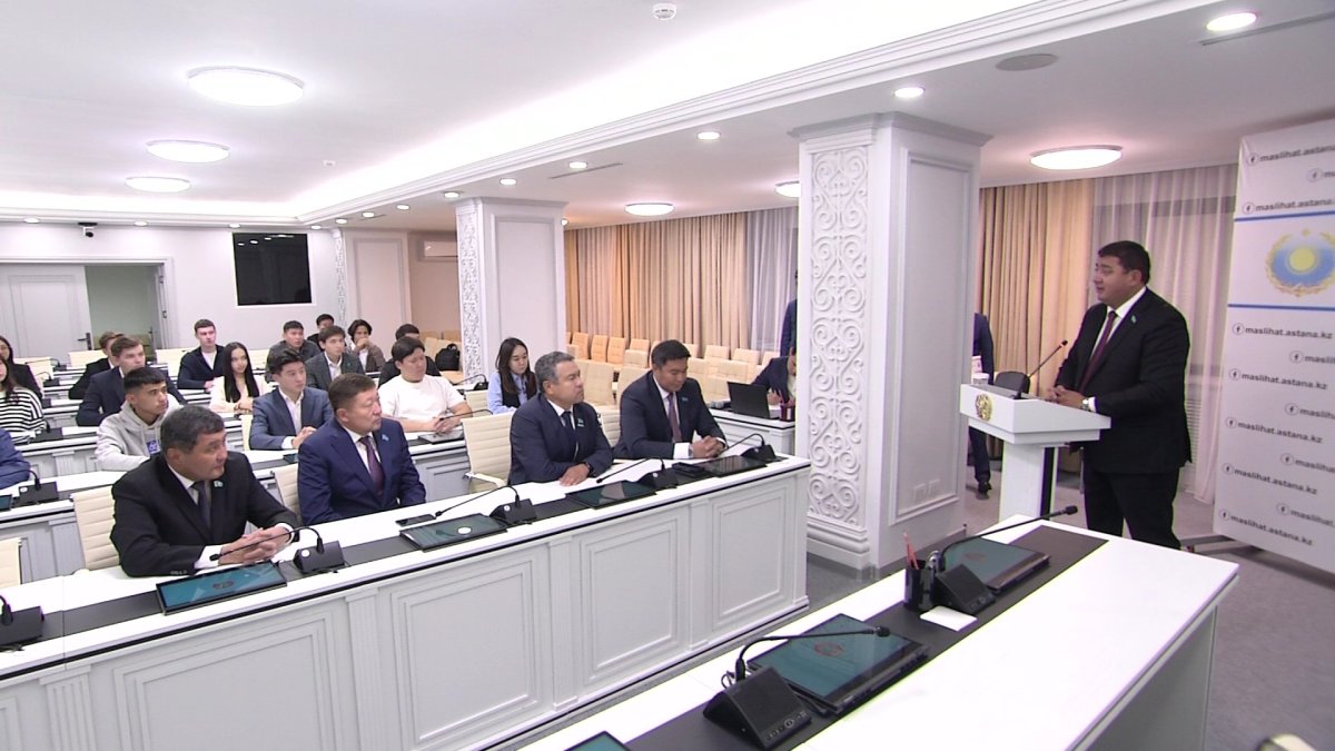 "AMANAT" партиясының "Жастар рухы" жастар қанаты 100 талапкерге  білім грантын табыстады