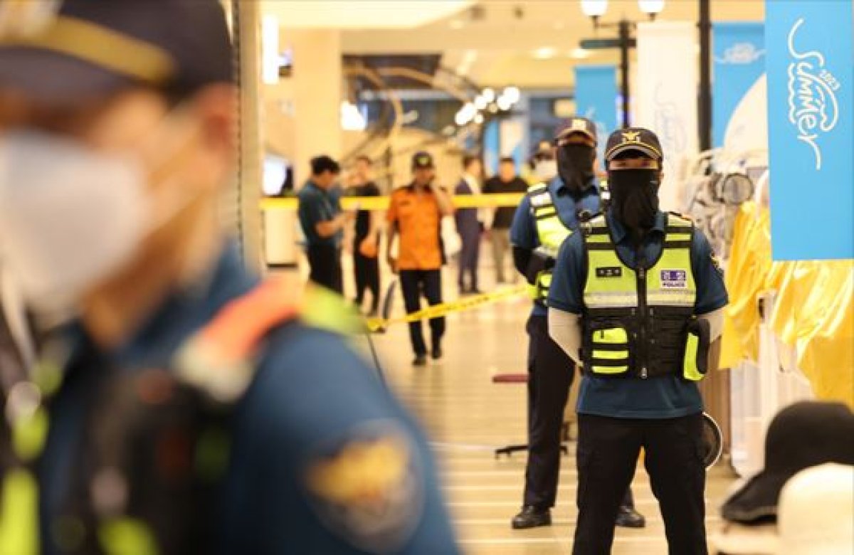 В Южной Корее мужчина врезался в толпу на машине, а затем напал на людей с ножом