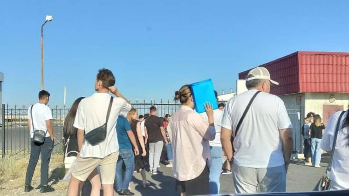 "Ждем третьи сутки": на очереди в спецЦОНе жалуются жители Талдыкоргана