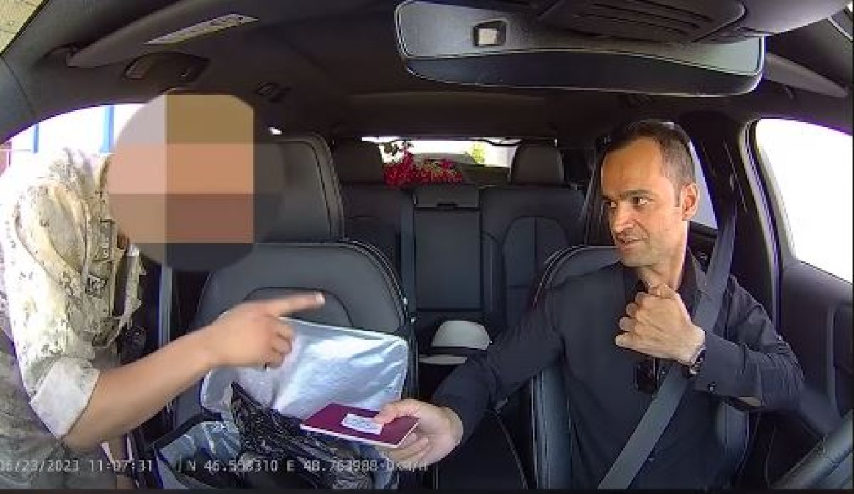 Общение казахстанского пограничника и иностранного туриста позабавило казнет