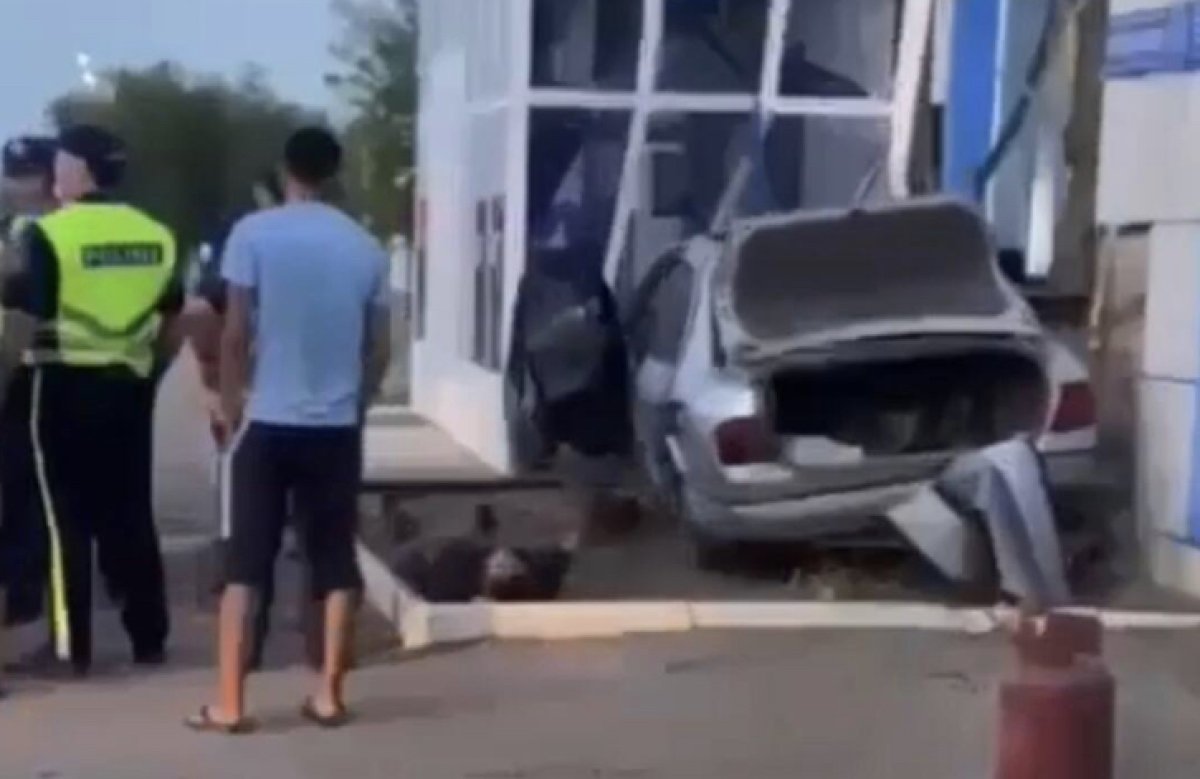 Пьяный акмолинец угнал авто и на скорости влетел в магазин