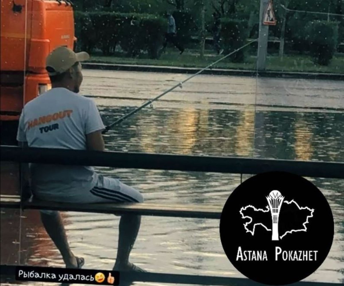Астанчанин рыбачил на затопленной после дождя остановке и стал героем соцсетей