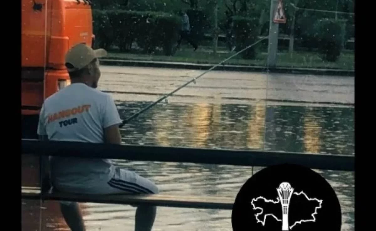 Нөсерден кейін су басқан аялдамада "балық аулаған" Астана тұрғыны желі жұлдызына айналды