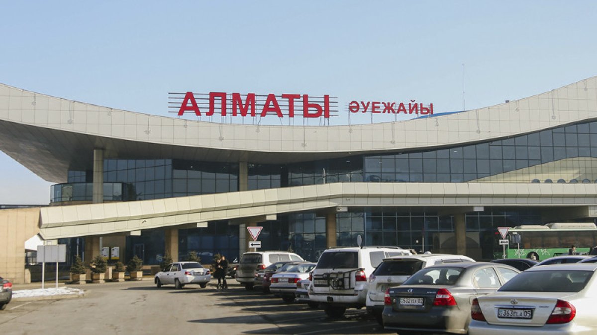 Пил алкоголь и вел себя агрессивно: иностранца наказали за плохое поведение в аэропорту Алматы