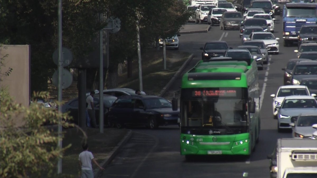 "AMANAT" партиясының мүшелері Алматы шағын ауданында автобус тапшылығы мәселесін шешті