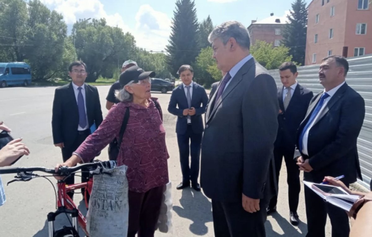 За акимом на велосипеде: пенсионерка рассказала о минуте славы (ВИДЕО) -  Телеканал «Астана»