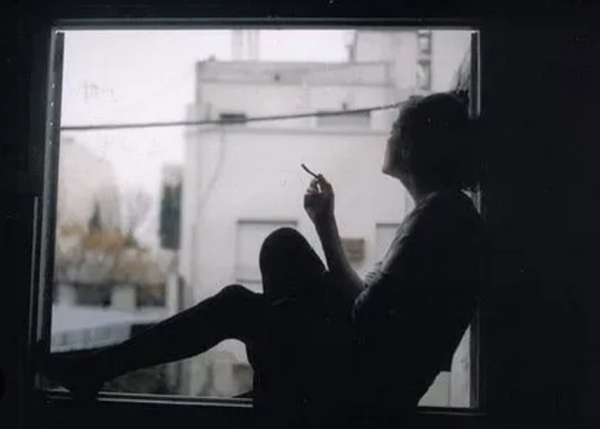 Курила на балконе и упала вниз: два человека выпали из окон в Костанайской области