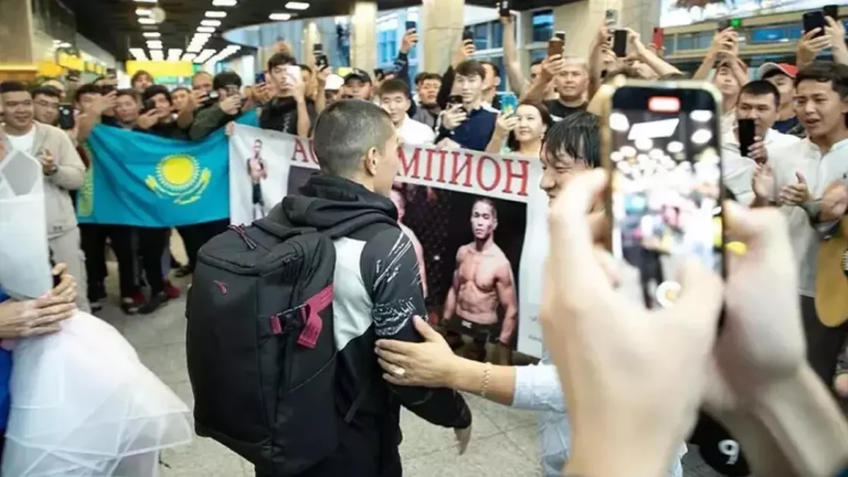 Асу Алмабаев UFC-дегі сәтті дебютінен кейін Қазақстанға оралды