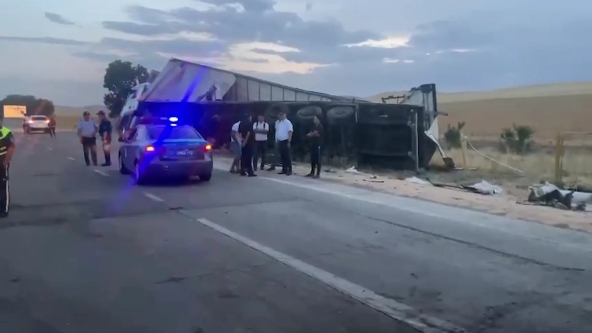 Шымкент маңында қалааралық жолаушы тасымалдайтын автобус пен ауыр жүк көлігі соқтығысып, екі адам қаза тапты