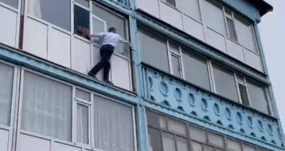 Жители Атбасара стали свидетелями героического поступка полицейского