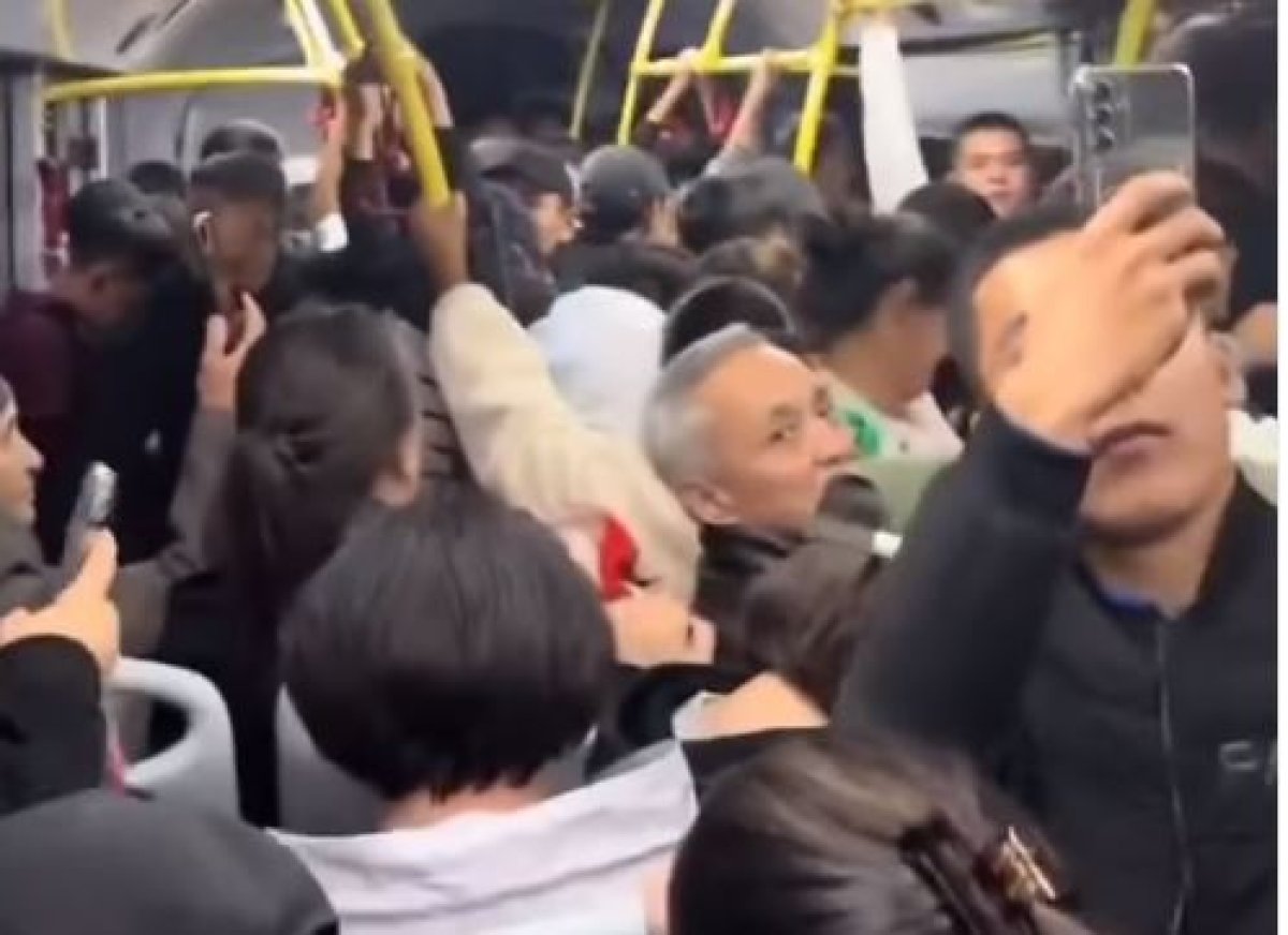 Поющих в переполненном автобусе жителей Уральска обсуждает Казнет