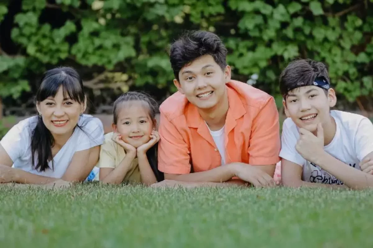 "Анасына пәтер сыйлаған, 11 миллионға алданған". Әнші Садраддин Болат туралы не белгілі?