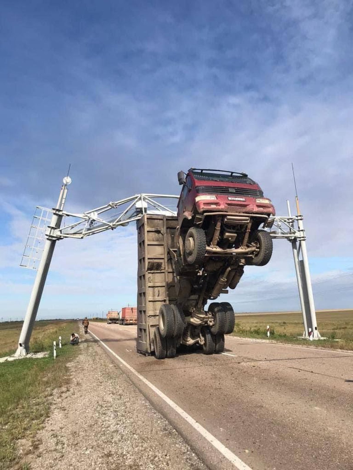 Қостанай облысында  жүк көлік жүргізушісі жол бекінісіне  зақым келтірді