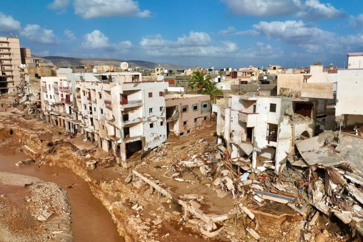 Наводнение в Ливии: тела погибших выбрасывает на берег