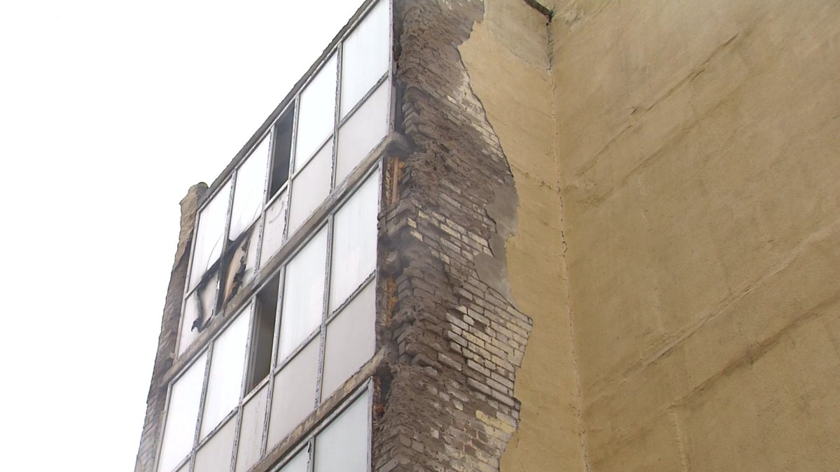 Елордадағы қос бірдей көпқабатты үй құлайын деп тұр