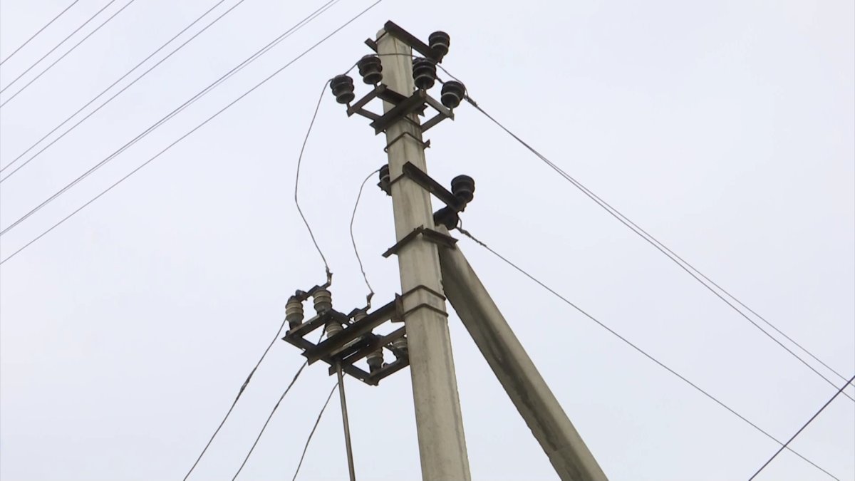 Алматыда бүтін бір ықшам ауданның тұрғындары жарыққа жарымай отыр