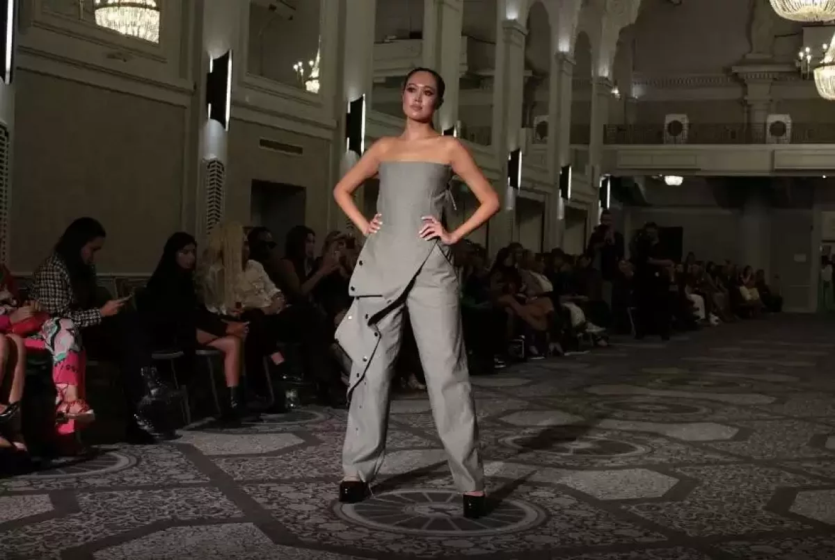 21 жастағы қазақстандық дизайнер Лондонда өз топтамасын таныстырды