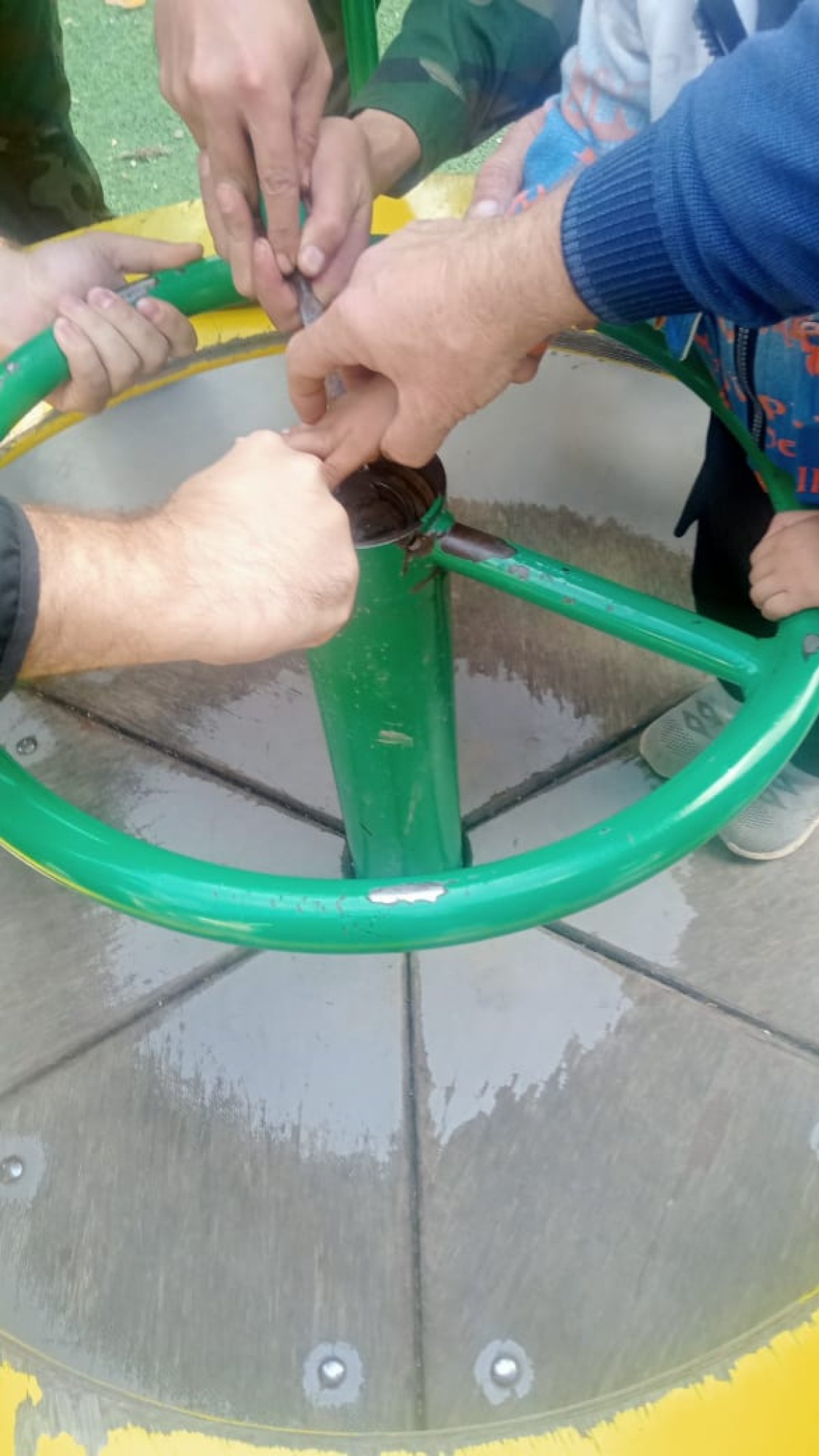 Опасный аттракцион: рука ребёнка застряла в качеле в ВКО