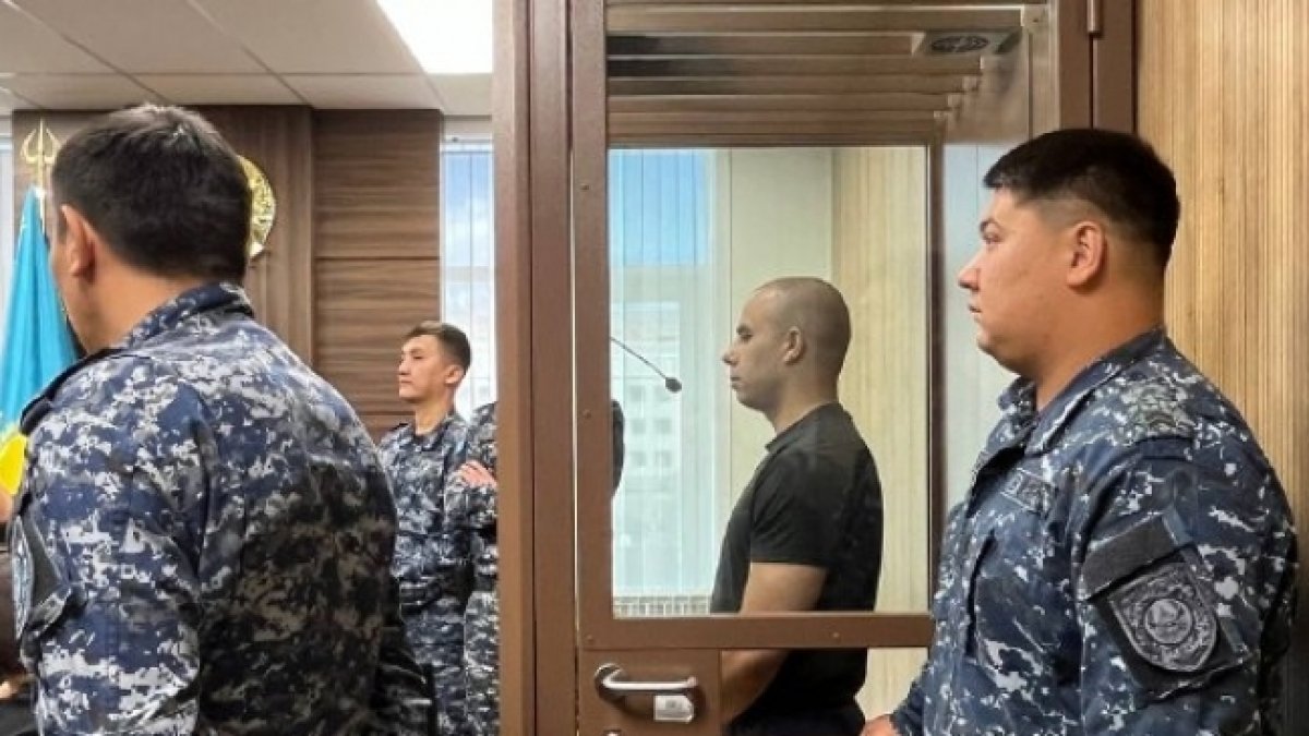 Kaspi Bank-те адамдарды кепілге алған Әлихан Мурадов 7,5 жылға сотталды