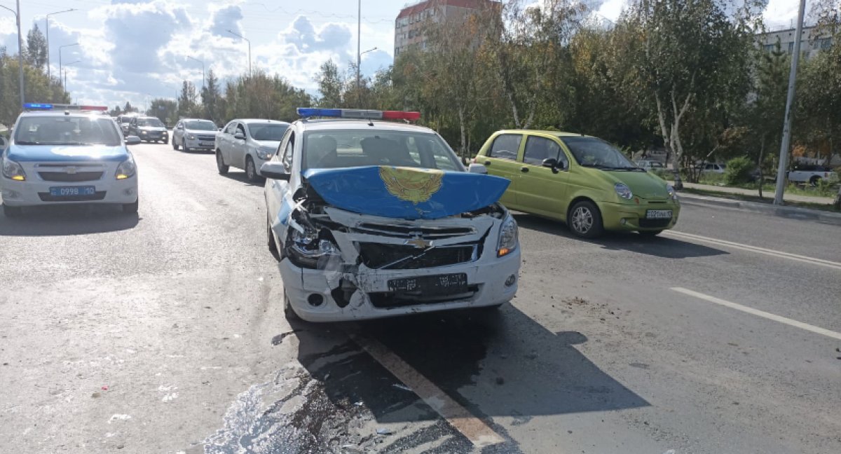 Водитель патрульной машины протаранил 3 автомобиля в Костанае