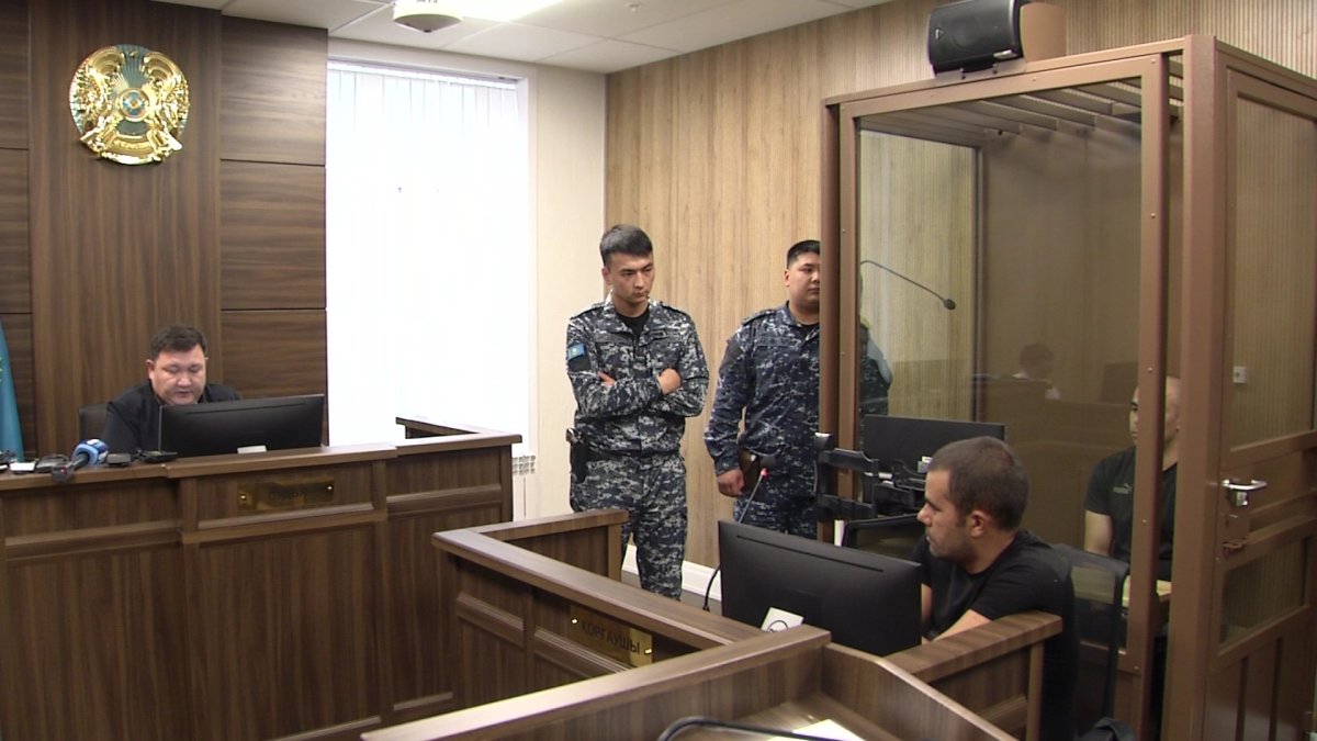 Kaspi Bank ғимаратында адамдарды кепілге алған Әлихан Мурадов 7 жыл 6 айға сотталды