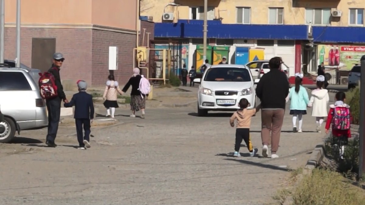 Атырауда мектепке баратын 200 метрге жетпейтін жаяу жүргіншілер жолын салуға ақша бөлінбей отыр