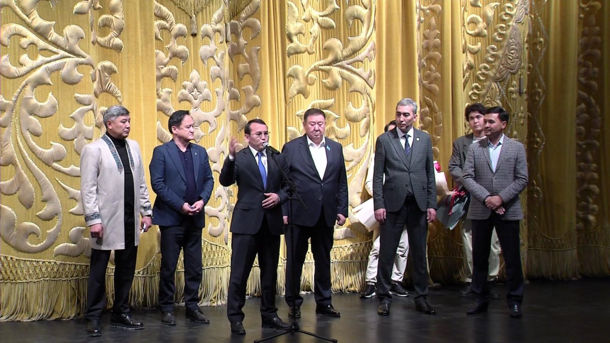 Елордада «Қос мұңлық» қойылымы сахналанды