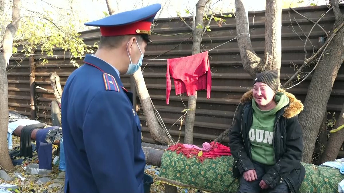 Около 300 бездомных обнаружили в подвалах и теплотрассах полицейские СКО