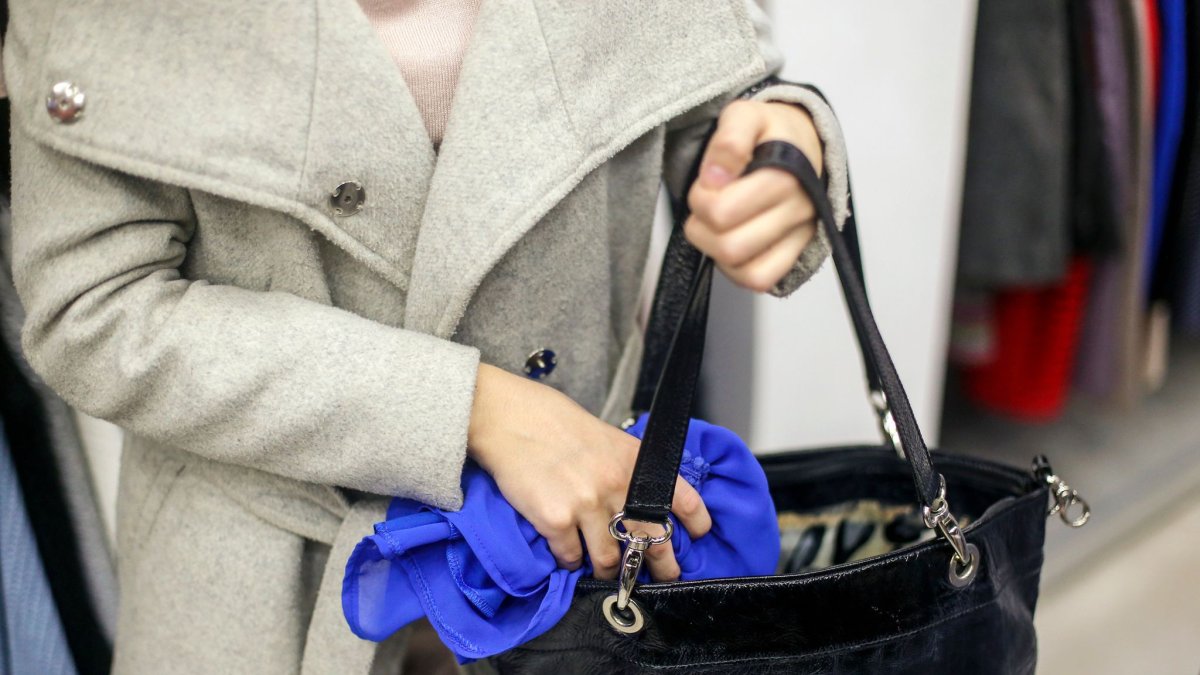 Сёстры-воровки обчищали магазины одежды Шымкента