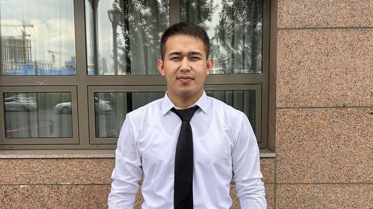 Астанада 20 қабаттан құлағалы тұрған қызды күзетші жігіт құтқарып қалды