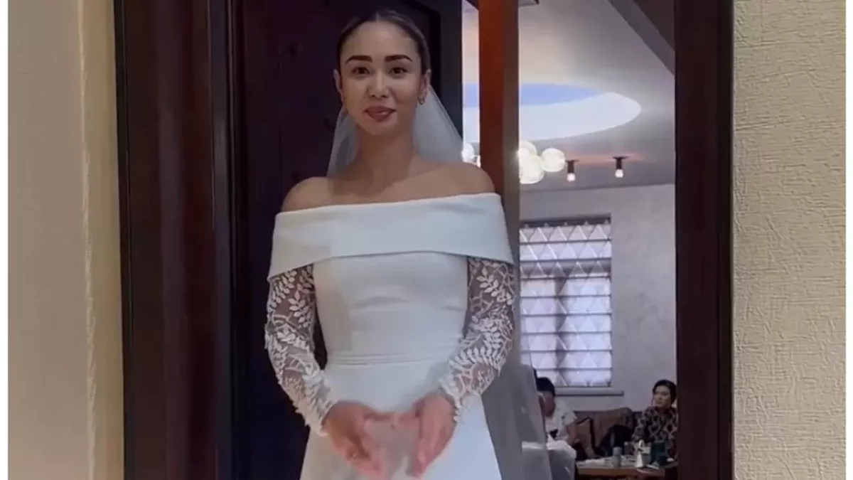 "Кинода және өмірде": қалыңдық көйлегін киген Сара Амангелді көпшілікті қызықтырып қойды