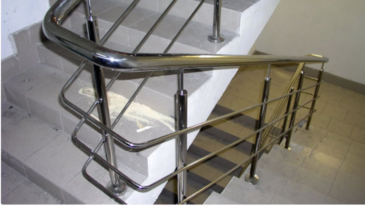 Школьник упал с лестницы и впал в кому в Астане