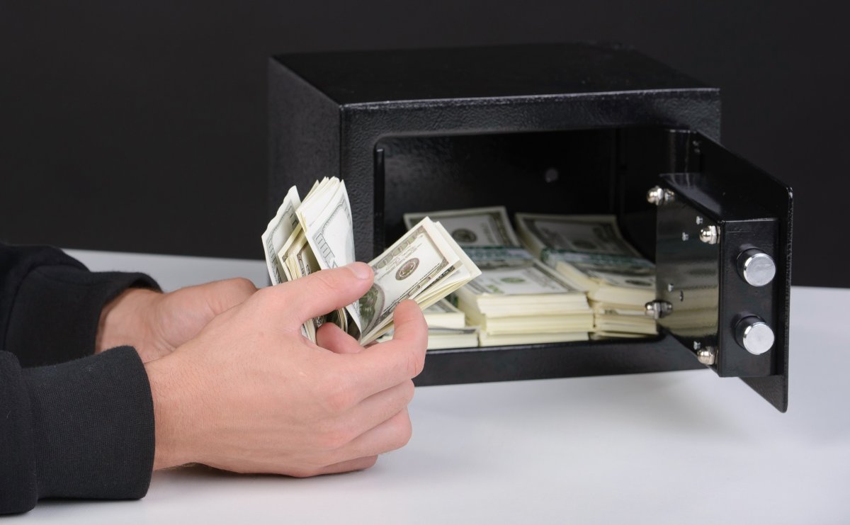 Сотрудник Генпрокуратуры проиграл в букмекерской конторе $740 тысяч вещдоков