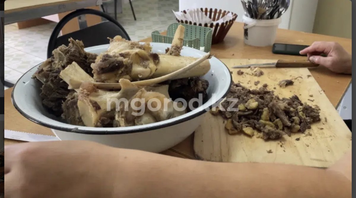 Протухшее мясо варили детям в госсаду Уральска