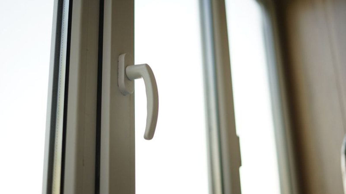 Алматыда егде жастағы кісі қарттар үйінің терезесінен құлап кетті