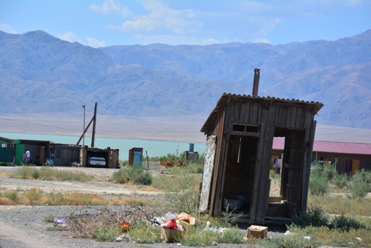 Семейде баланы өлтіріп, әжетханаға тастап кеткен