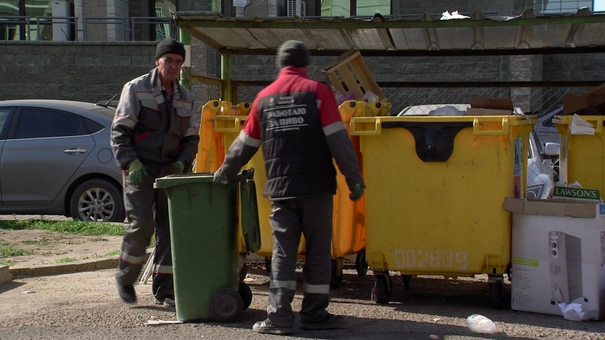 "Қазір ешкімнің қоқысты бөліп отыруға уақыты жоқ", - тұрғын