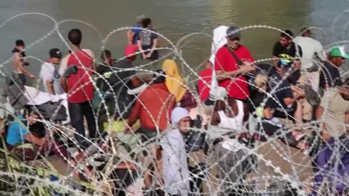 С рекордным наплывом мигрантов столкнулись в США