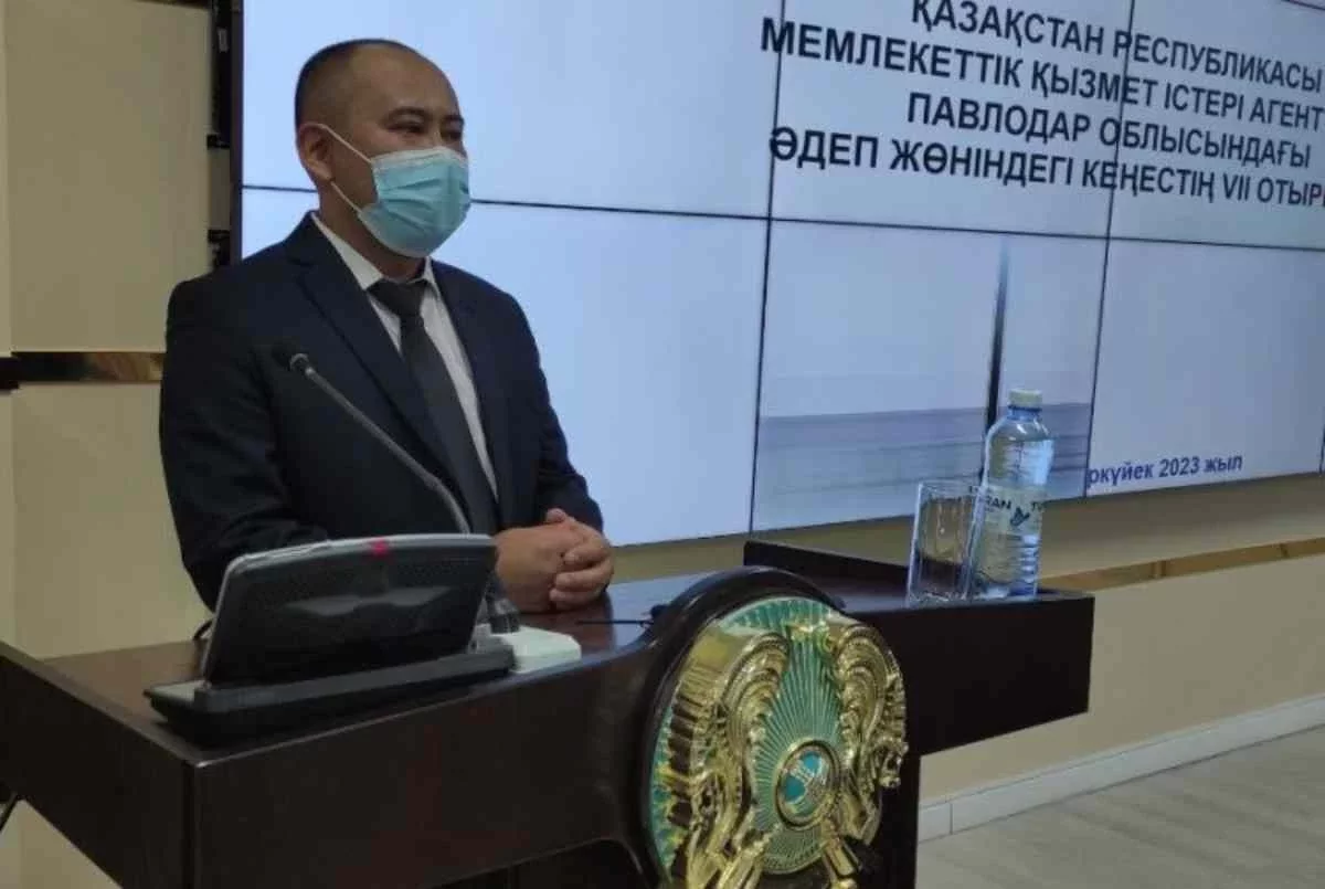 Павлодарда жұмыс орнында темекі шеккен шенеунік жазаланды