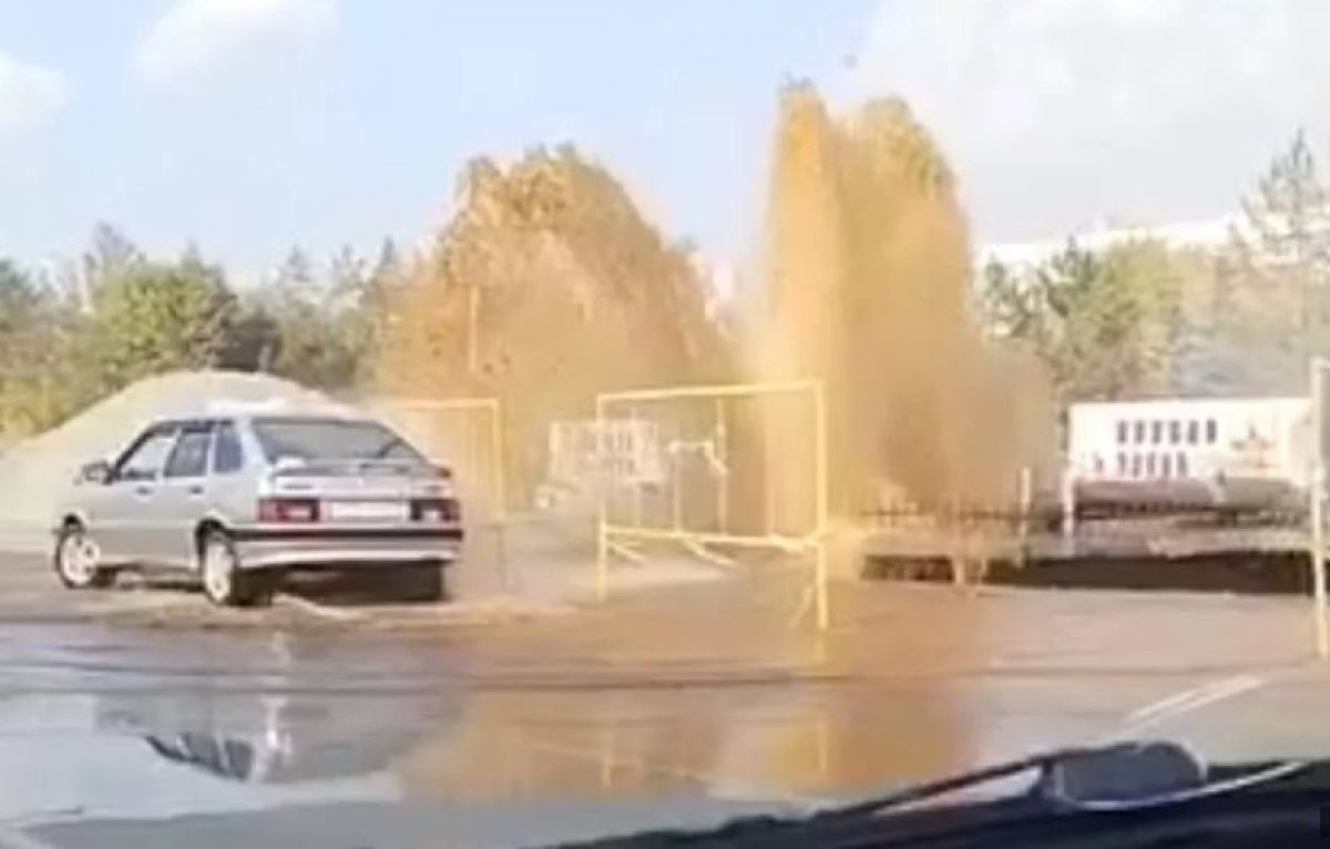 Фонтан из теплотрассы напугал жителей Экибастуза: в акимате уверяют, что всё под контролем