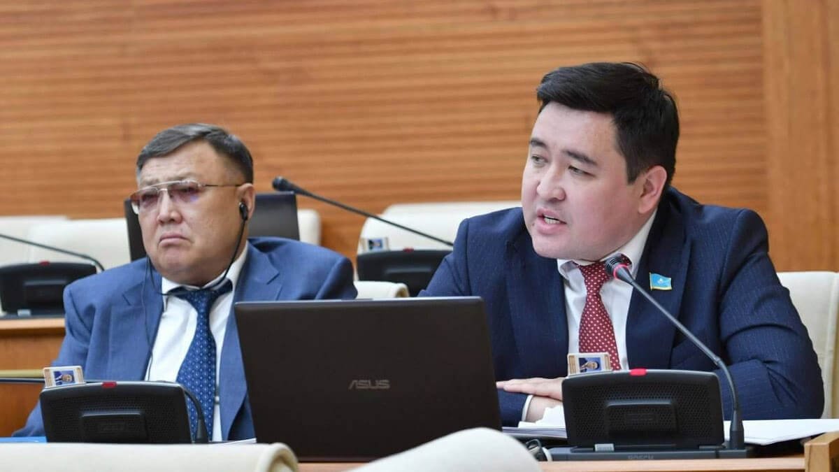 "Әкім қаралардың тапсырмасымен шауып жүрген жандар қашан жастардың мәселесімен айналысады?",-депутат