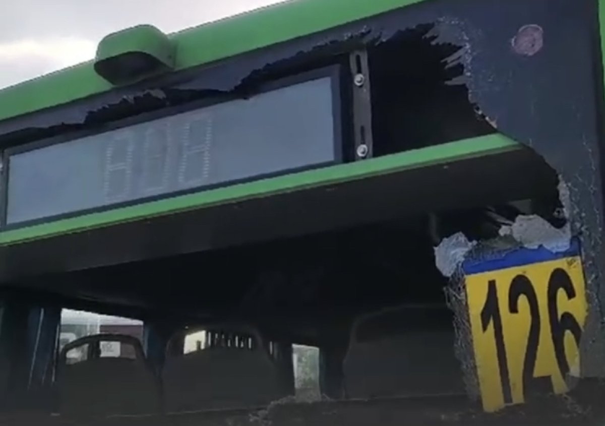 Большегруз врезался в пассажирский автобус в Шымкенте