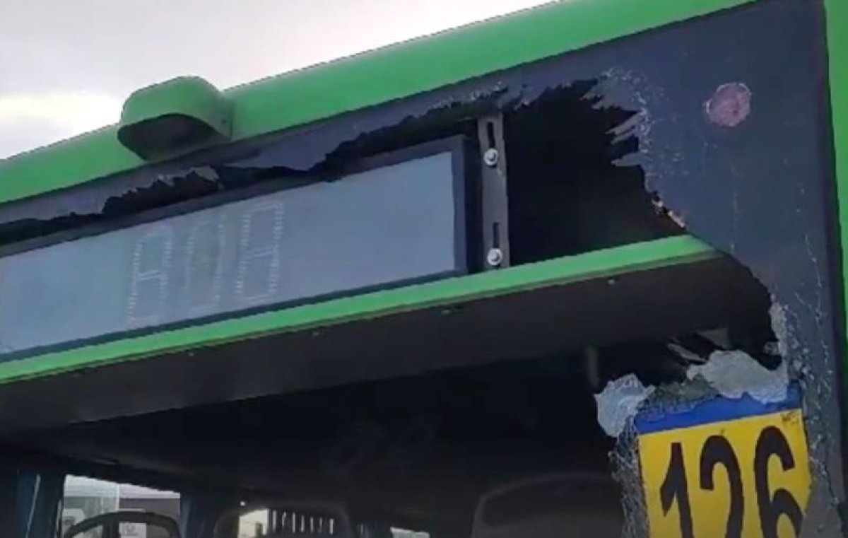 Шымкентте жүк көлігі мен автобус соқтығысып, үш адам зардап шекті