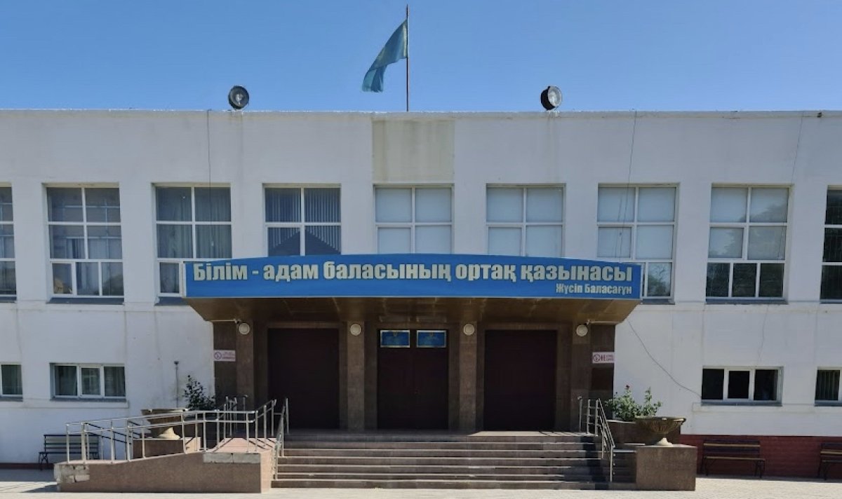 Руководство школы в Актау пригрозило ученице проблемами из-за ролика в соцсетях