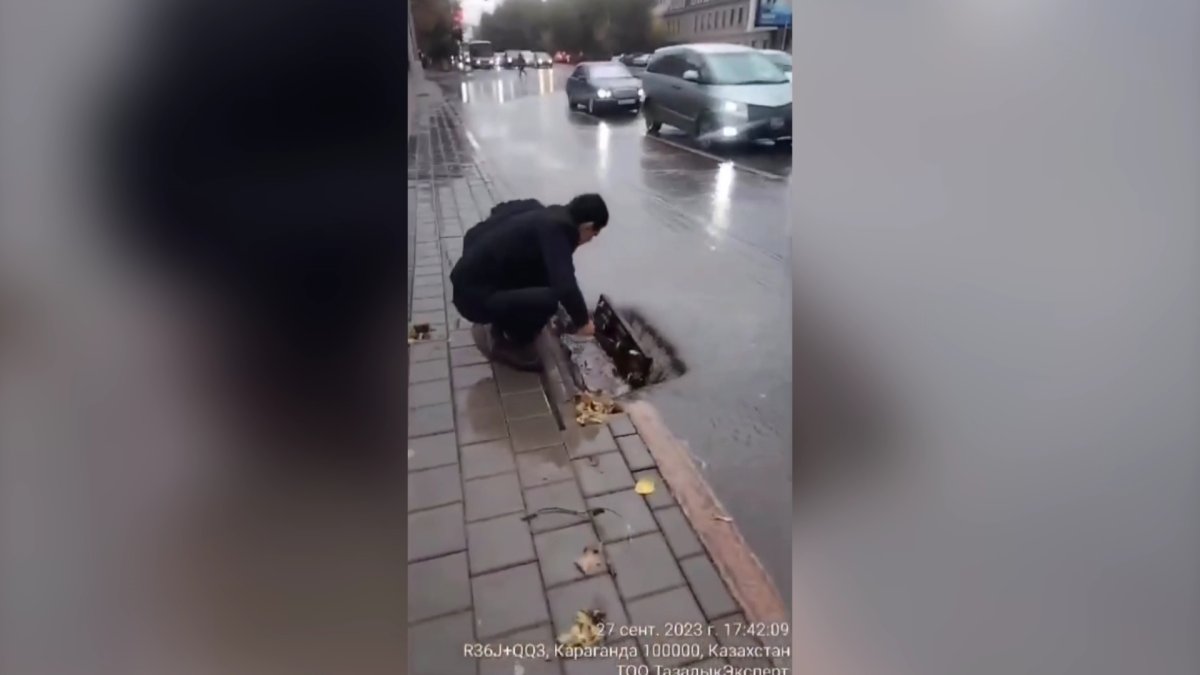 Қарағандыда нөсер жауыннан көшеде қозғалыс қиындады