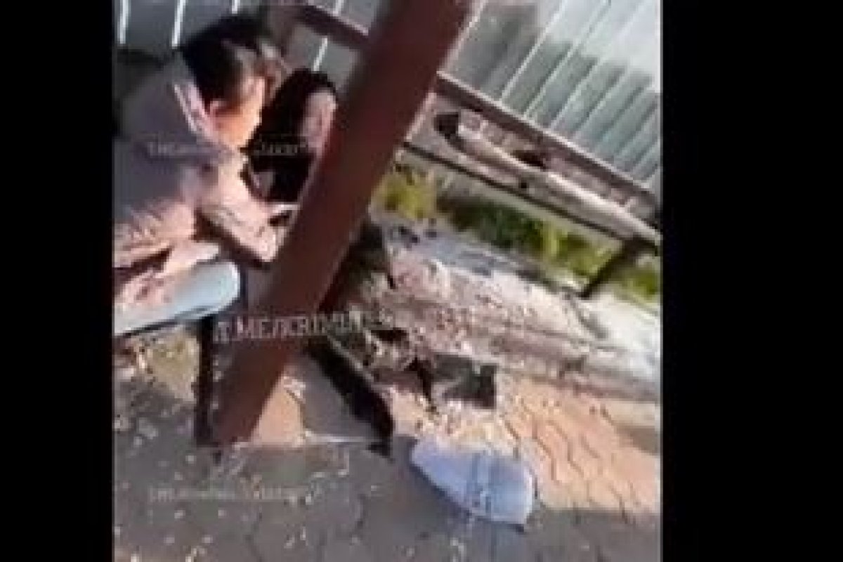 Шокирующие кадры: автомобиль въехал в остановку в Астане