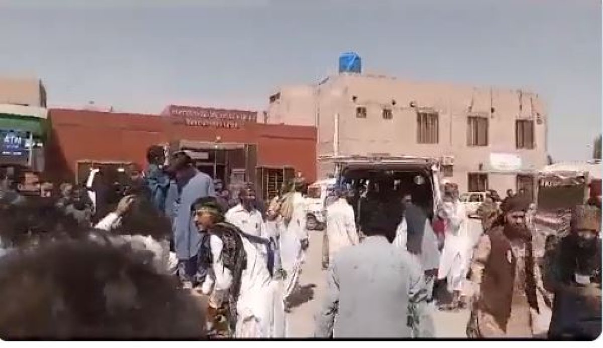 Два мощных взрыва в мечетях Пакистана: десятки убитых, сотни раненых