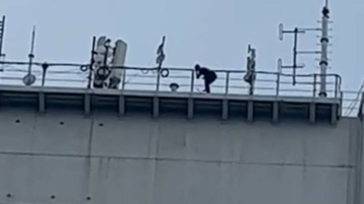 Семейде көпірдің жақтауына шығып алған жігіт құтқарылды